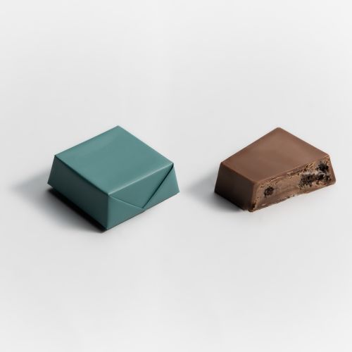 Bousheyeh Oreo Cream with Crushed Oreo Flakes in Milk Chocolate